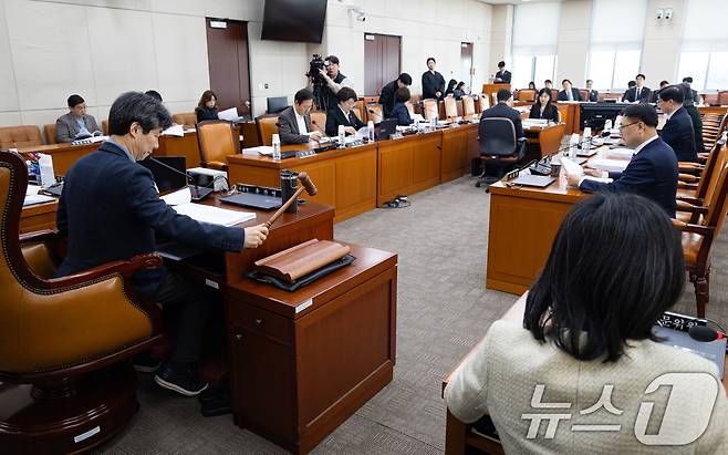윤건영 국회 행정안전위원회 법안심사제1소위원장이 16일 서울 여의도 국회에서 열린 제433회 국회(임시회) 행정안전위원회 제2차 법안심사제1소위원회에서 의사봉을 두드리고 있다. 2026.3.16 ⓒ 뉴스1 유승관 기자