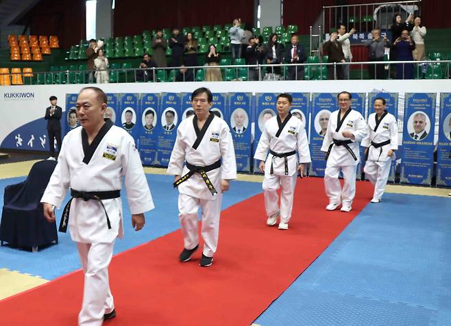 국기원 중앙수련장에서 열린 '2025년도 9단 수여식'에서 태권도 최고의 경지에 오른 9단 승단자들이 입장하는 모습. (국기원 제공)