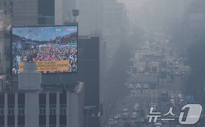 북서기류를 타고 온 국외 미세먼지가 유입되면서 초미세먼지 농도가 '나쁨' 수준을 보인 16일 서울 도심 일대가 뿌옇다. 2026.3.16 ⓒ 뉴스1 안은나 기자