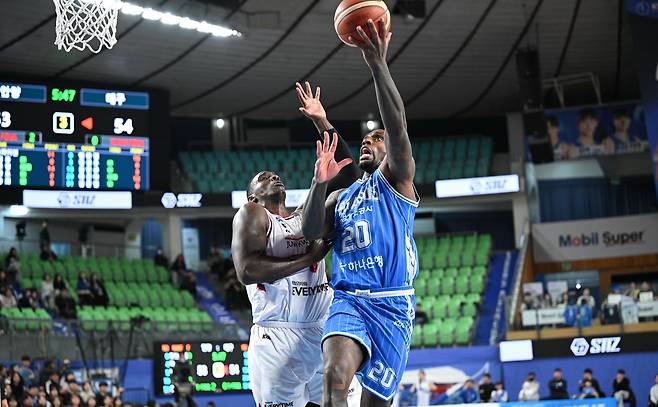 한국가스공사 라건아가 16일 열린 2025-26 프로농구 안양 정관장전에서 20점을 기록하며 팀의 80-68 승리를 이끌었다. (KBL 제공)