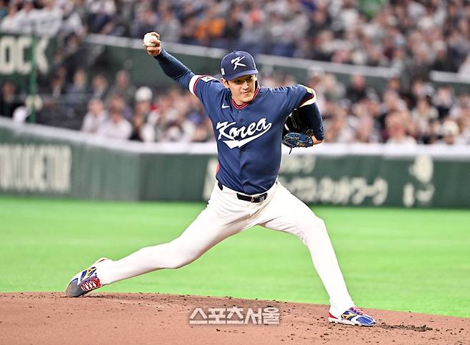 대한민국 야구대표팀의 선발투수 고영표가 7일 일본 도쿄 도쿄돔에서 열린 2026 월드베이스볼클래식(WBC) 조별리그 일본과 경기에 선발 등판해 힘차게 공을 던지고 있다. 도쿄(일본) | 박진업 기자 upandup@sportsseoul.com