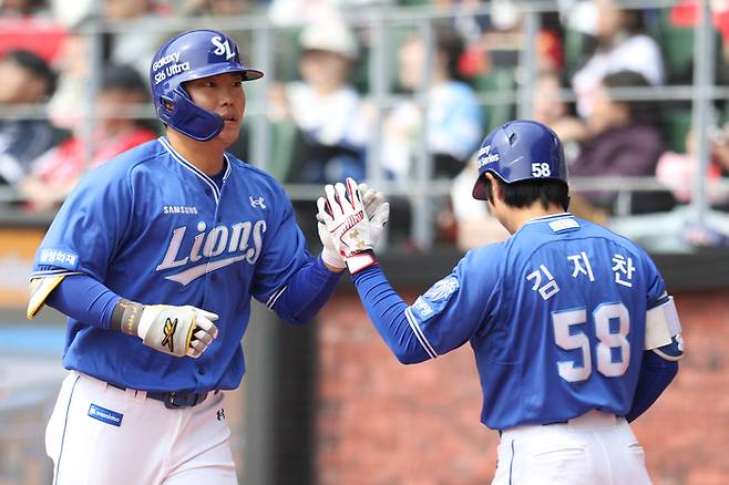 삼성 류지혁이 16일 인천SSG랜더스필드에서 열린 2026 KBO리그 시범경기 SSG전에서 3회초 솔로 홈런을 친 뒤 김지찬과 하이파이브를 하고 있다. 사진 | 삼성 라이온즈