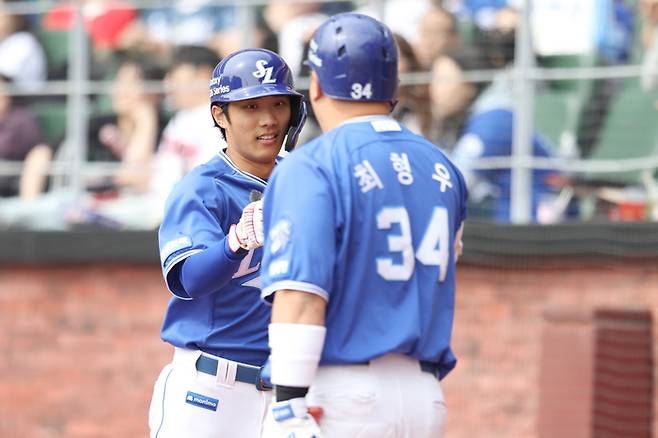 삼성 이재현이 16일 인천SSG랜더스필드에서 열린 2026 KBO리그 시범경기 SSG전에서 3회초 2사에서 솔로포를 터뜨린 뒤 최형우와 하이파이브를 하고 있다. 사진 | 삼성 라이온즈