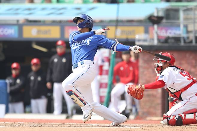 삼성 이재현이 16일 인천SSG랜더스필드에서 열린 2026 KBO리그 시범경기 SSG전에서 타격하고 있다. 사진 | 삼성 라이온즈
