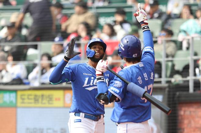 삼성 르윈 디아즈가 16일 인천SSG랜더스필드에서 열린 2026 KBO리그 시범경기 SSG전에서 6회초 홈런을 날린 뒤 강민호와 기뻐하고 있다. 사진 | 삼성 라이온즈
