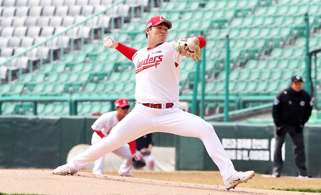 SSG 전영준이 16일 인천SSG랜더스필드에서 열린 2026 KBO리그 시범경기 삼성전에서 선발 등판해 역투하고 있다. 사진 | SSG 랜더스