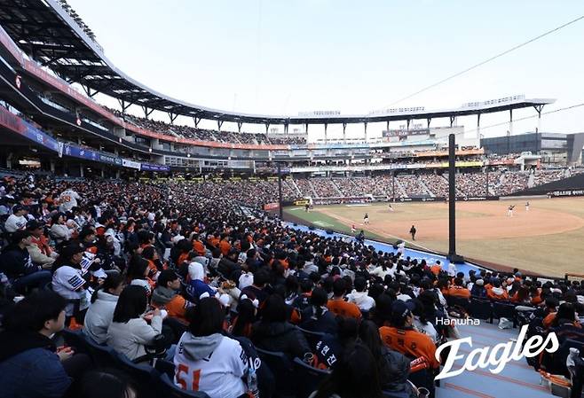 14일 대전 한화생명 볼파크을 찾은 관중들이 2026 KBO리그 시범경기 SSG-한화전을 보고 있다. 사진 | 한화 이글스