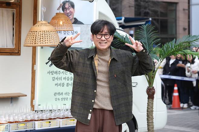 장항준 감독이 12일 서울 중구 한국프레스센터 광장에서 열린 영화‘왕과 사는 남자’ 흥행 감사 커피차 이벤트에 앞서 포즈를 취하고 있다. 영화 ‘왕과 사는 남자’는 흥행을 이어가면서 지난 11일 관객 수 1천200만명을 넘어섰다.  사진 | 연합뉴스