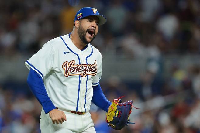 Mar 7, 2026; Miami, FL, United States; Venezuela pitcher Enmanuel de Jesus (37) reacts against Israel during the fifth inning at loanDepot Park. Mandatory Credit: Sam Navarro-Imagn Images







<저작권자(c) 연합뉴스, 무단 전재-재배포, AI 학습 및 활용 금지>