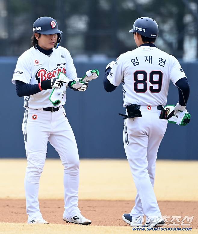 1회말 박찬호가 2루타를 치고 임재현 1루 코치와 기쁨을 나누고 있다.