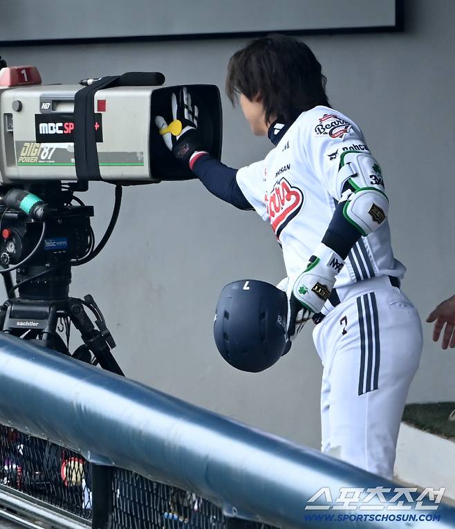 '손 도장 꾹~' 두산 박찬호의 무관심 세리머니 대처법이 웃음을 자아냈다. 이천=허상욱 기자