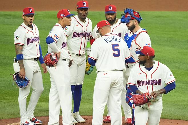 Dominican Republic pitcher Luis Severino is relieved during the fourth inning of a World Baseball Classic semifinal game against the United States, Sunday, March 15, 2026, in Miami. (AP Photo/Rebecca Blackwell)

<저작권자(c) 연합뉴스, 무단 전재-재배포, AI 학습 및 활용 금지>