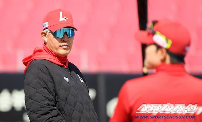 13일 광주 기아챔피언스필드에서 열린 KIA 타이거즈와 SSG 랜더스의 시범경기. SSG 이숭용 감독이 훈련을 지켜보고 있다. 광주=박재만 기자 pjm@sportschosun.com/2026.03.13/