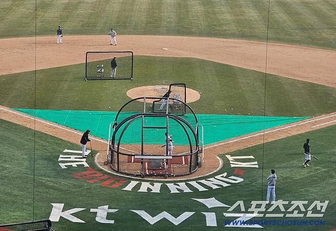 경기 후 배팅 케이지에서 배팅볼을 치는 김현수. 수원=이종서 기자