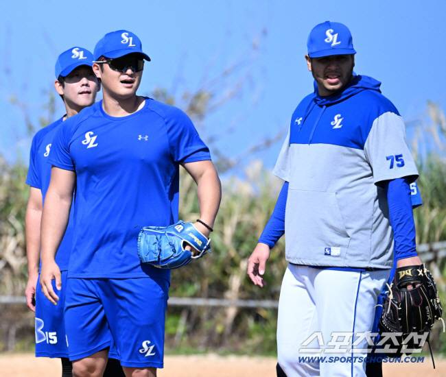 1일 일본 오키나와 아카마구장에서 열린 LG와 삼성의 연습경기, 삼성 후라도, 최원태, 이상민이 수비훈련을 하고 있다. 오키나와(일본)=허상욱 기자 wook@sportschosun.com/2025.03.01/