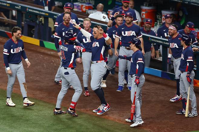 거너 헨더슨이 동점 홈런을 친 뒤 동료들의 축하를 받고 있다. AFP 연합뉴스