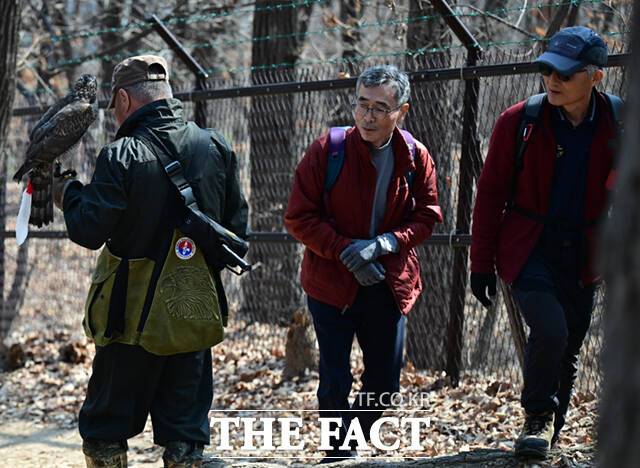 매를 데리고 다니는 이 씨의 모습은 어딜가나 시선을 사로잡는다.