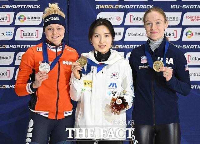 한국 쇼트트랙의 세대교체 선두주자 '람보르길리' 김길리(가운데)가 15일(현지시간) 2026 ISU 세계선수권대회 쇼트트랙 여자 1500m 결선에서 금메달을 목에 걸고 시상대에서 포즈를 취하고 있다./몬트리올=AP.뉴시스