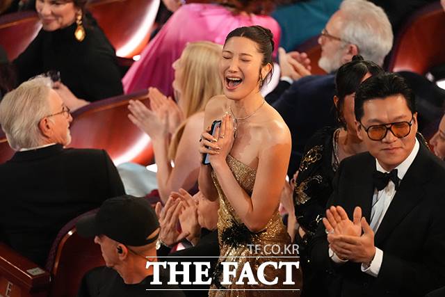 '케이팝 데몬 헌터스'의 이재(가운데)가 15일(현지시간) 미국 캘리포니아 로스앤젤레스 돌비극장에서 열린 제98회 아카데미 시상식에 참석해 케이팝 데몬 헌터스의 장편 애니메이션상 수상에 환호하고 있다. /로스앤젤레스=AP.뉴시스