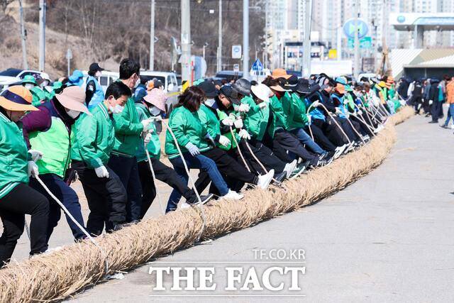 당진 기지시줄다리기 큰 줄 제작 현장. /당진시