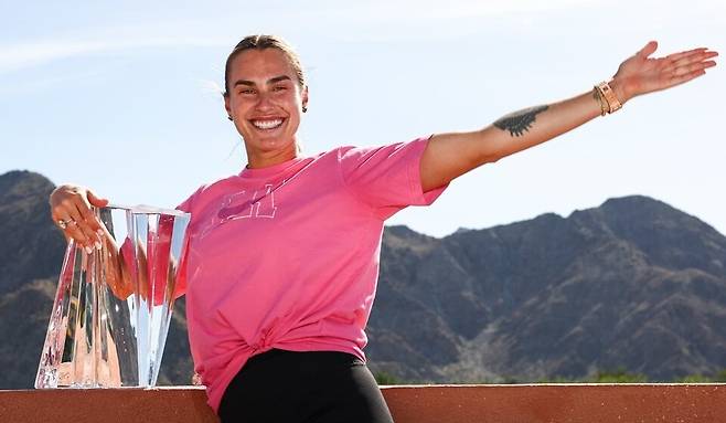 우승 축하 포토 슈팅을 하는 아리나 사발렌카. BNP파리바오픈