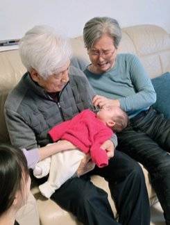 유엘이를 바라보는 할머니, 할아버지의 눈에도 웃음이 먼저 번진다.