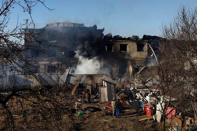 지난 14일(현지시간) 우크라이나 키이우주 브로바리에서 러시아 미사일과 드론 공격으로 연기가 치솟고 있는 모습. 로이터연합뉴스