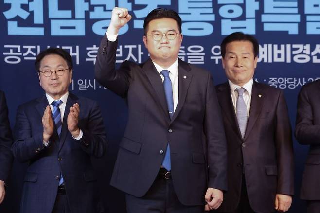 더불어민주당 전남광주통합특별시장 경선 후보인 정준호 예비후보가 14일 서울 여의도 더불어민주당사에서 열린 제9회 전국동시지방선거 전남광주통합특별시장 예비경선 후보자 합동연설회에서 기념촬영하고 있다. 연합뉴스