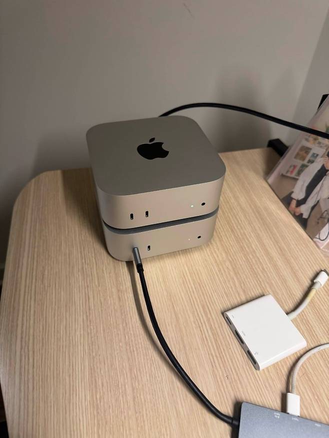 올해 법인을 설립한 스타트업 라이트앵커에서 'AI 직원'을 구동할 용도로 사용 중인 맥 미니 2대. 현재 이 회사 구성원은 공동창업자 2명과 AI 직원들뿐이다./라이트앵커