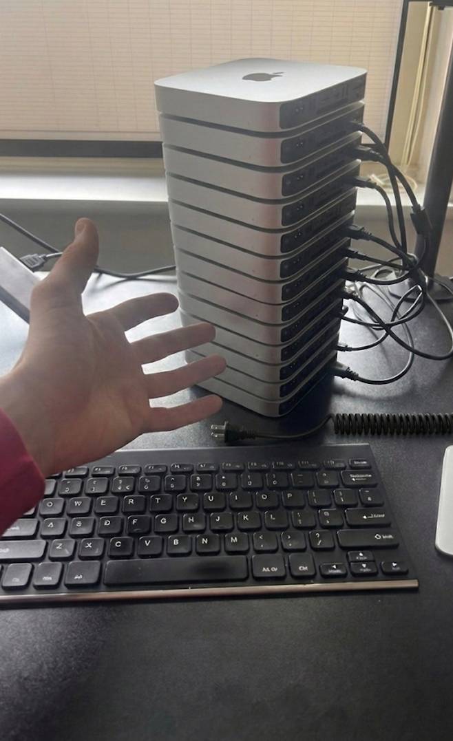 맥 미니 12대가 키보드 뒤에 쌓여있는 모습/X
