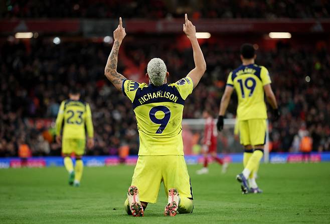 토트넘 홋스퍼 공격수 히샬리송이 16일 리버풀 안필드에서 열린 리버풀과의 원정 경기에서 극적인 동점골을 터트린 뒤 기뻐하고 있다./로이터 연합뉴스