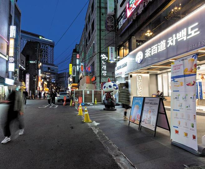 지난 10일 서울 마포구 홍대 거리에 있는 밀크티 전문점 앞에 판다 캐릭터 조형물이 세워져 있다. 이 브랜드 본사는 중국 쓰촨성 청두에 있다. /이신영 영상미디어 기자