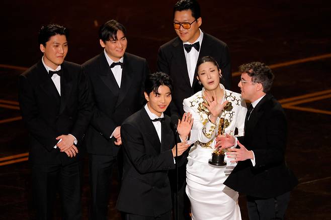 15일 열린 제98회 아카데미 시상식에서 '케이팝 데몬 헌터스' OST '골든'이 주제가상을 받은 후 수상소감을 이어가려고 하자 퇴장을 재촉하는 음악이 흘러나왔다. 이재가 손을 뻗으며 멈춰 달라고 하고 있다. /로이터 연합뉴스