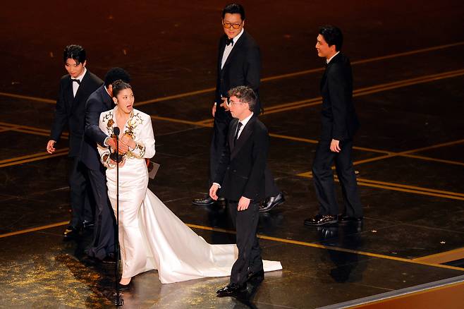 15일 열린 제98회 아카데미 시상식에서 주제가상을 받은 이재가 아쉬움을 토로하며 무대를 벗어나고 있다. /로이터 연합뉴스