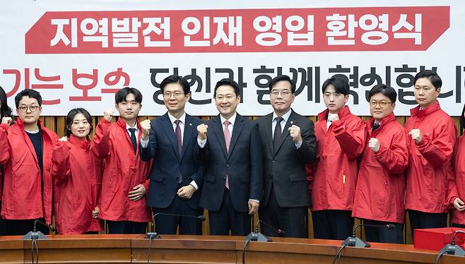 장동혁 국민의힘 대표가 11일 서울 여의도 국회에서 열린 지역발전 영입 인재 환영식에서 송언석 원내대표, 조정훈 인재영입위원장, 영입 인재들과 함께 기념촬영하고 있다./뉴스1