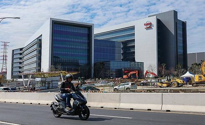 반도체 공장을 건설 중인 대만 신주과학단지 TSMC 부지 앞./AP연합뉴스