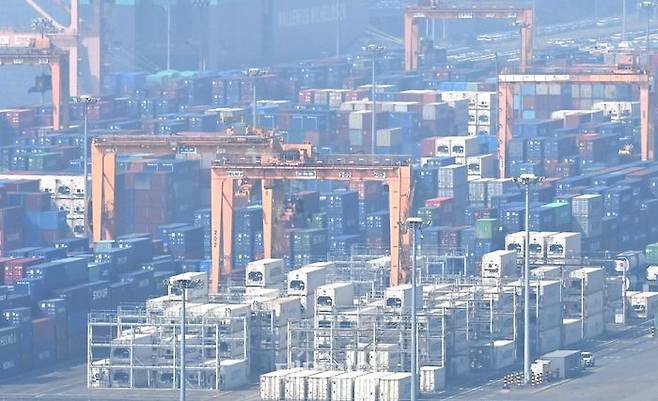 경기 평택시 포승읍 평택항 야적장에 수출입 컨테이너가 쌓여 있는 모습. ⓒ뉴시스