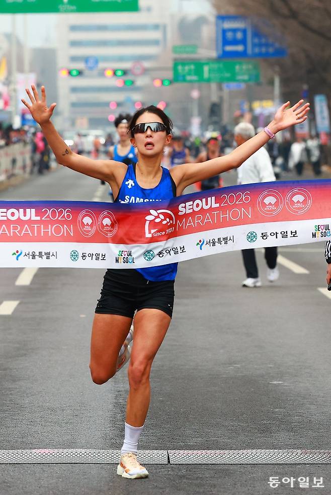 정다은이 15일 열린 2026 서울마라톤 겸 제96회 동아마라톤 국내 여자부에서 양팔을 들어 올리며 1위로 결승선을 통과하고 있다. 정다은이 서울마라톤 정상에 오른 건 3년 만이다. 송은석 기자 silverstone@donga.com