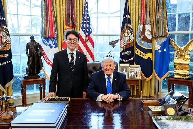 김민석 국무총리가 13일(현지 시간) 미국 워싱턴 백악관 집무실에서 도널드 트럼프 대통령을 접견하고 있다. 트럼프 대통령은 북-미 대화에 대해 “김정은 북한 국무위원장을 만나는 건 참 좋다”고 말했다고 김 총리는 전했다. 국무총리실 제공