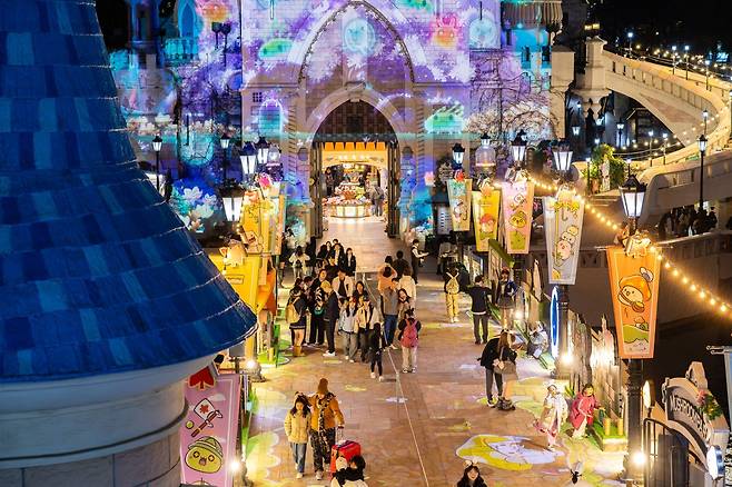 롯데월드 어드벤처가 3월 14일부터 메이플스토리 IP를 최초로 접목한 봄 시즌 축제를 개최하고 방문객을 ‘용사’로 소집하는 대규모 모험 콘텐츠를 선보인다. 사진=롯데월드 제공