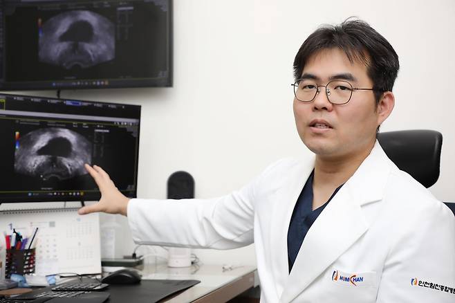이장희 인천힘찬종합병원 비뇨의학과 과장이 전립선비대증에 관해 설명하고 있다. 인천힘찬종합병원 제공