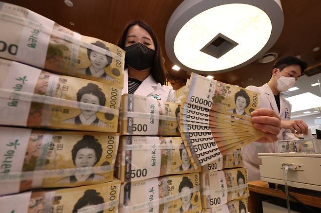 서울 중구 하나은행 위변조대응센터에서 직원이 원화를 정리하고 있다. 2025.07.15 서울=뉴시스