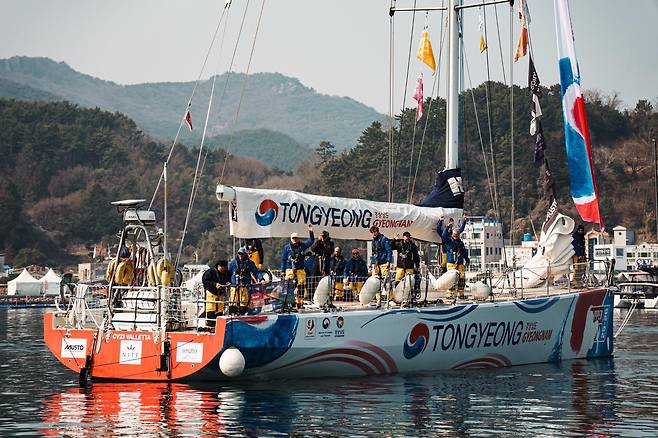 16일 경남 통영항으로 입항하고 있는 ‘경남통영호’. 2025~2026시즌 대회에 ‘TONGYEONG’ 이라는 이름을 달고 전 세계를 항해하고 있다. 경남요트협회 제공