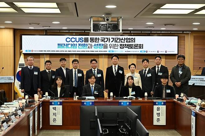 토론회 주요 참석자가 기념촬영을 하고 있다.