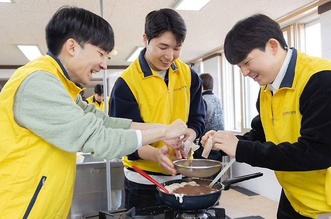 13일 서울시 북부여성발전센터에서 HDC현대산업개발 신입사원들이 노원구 지역 아이들을 위한 간식을 직접 만들어 전달하는 봉사활동을 진행했다. HDC현대산업개발 제공