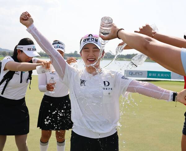 이예원, 홍정민, 전예성 프로 등을 제치고 한국여자프로골프(KLPGA) 투어 2026시즌 개막전인 '신설 대회' 리쥬란 챔피언십 우승을 차지한 임진영 프로가 우승 축하 물세례를 받는 모습이다. 사진제공=KLPGA (사진을 무단으로 사용하지 마십시오.)
