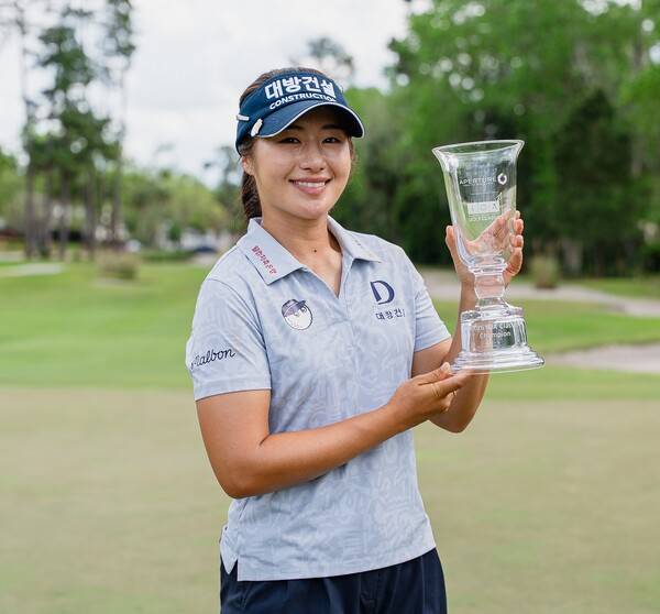 2026년 미국여자프로골프(LPGA) 2부 투어인 엡손투어 IOA 골프 클래식 우승을 차지한 이정은6 프로가 우승 트로피를 들고 기념 촬영하는 모습이다. 사진제공=엡손투어_LPGA (사진을 무단으로 사용하지 마십시오.)