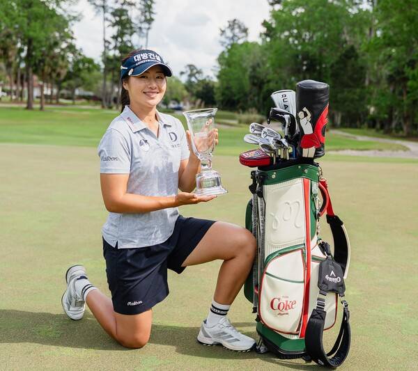 2026년 미국여자프로골프(LPGA) 2부 투어인 엡손투어 IOA 골프 클래식 우승을 차지한 이정은6 프로가 우승 기념 촬영하는 모습이다. 사진제공=엡손투어_LPGA (사진을 무단으로 사용하지 마십시오.)