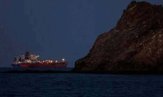 이란 전쟁으로 호르무즈해협에서 통행이 사실상 봉쇄되자 10일 해협의 서쪽 오만만의 무스카트에서 한 유조선이 정박해 있다. 로이터 연합뉴스