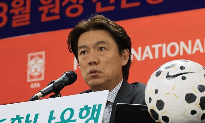홍명보 축구대표팀 감독이 16일 천안 코리아풋볼파크에서 열린 3월 유럽 원정 평가전 명단발표 기자회견에서 질문에 답하고 있다. 연합뉴스